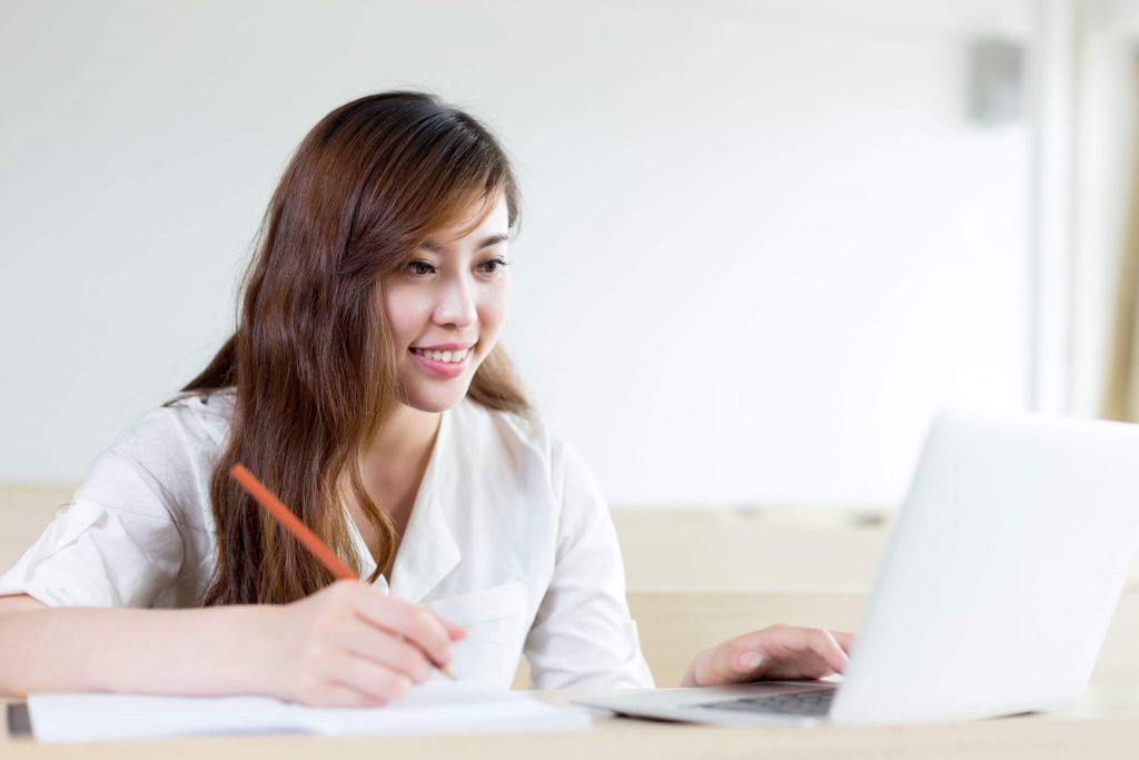 英語学習する女性